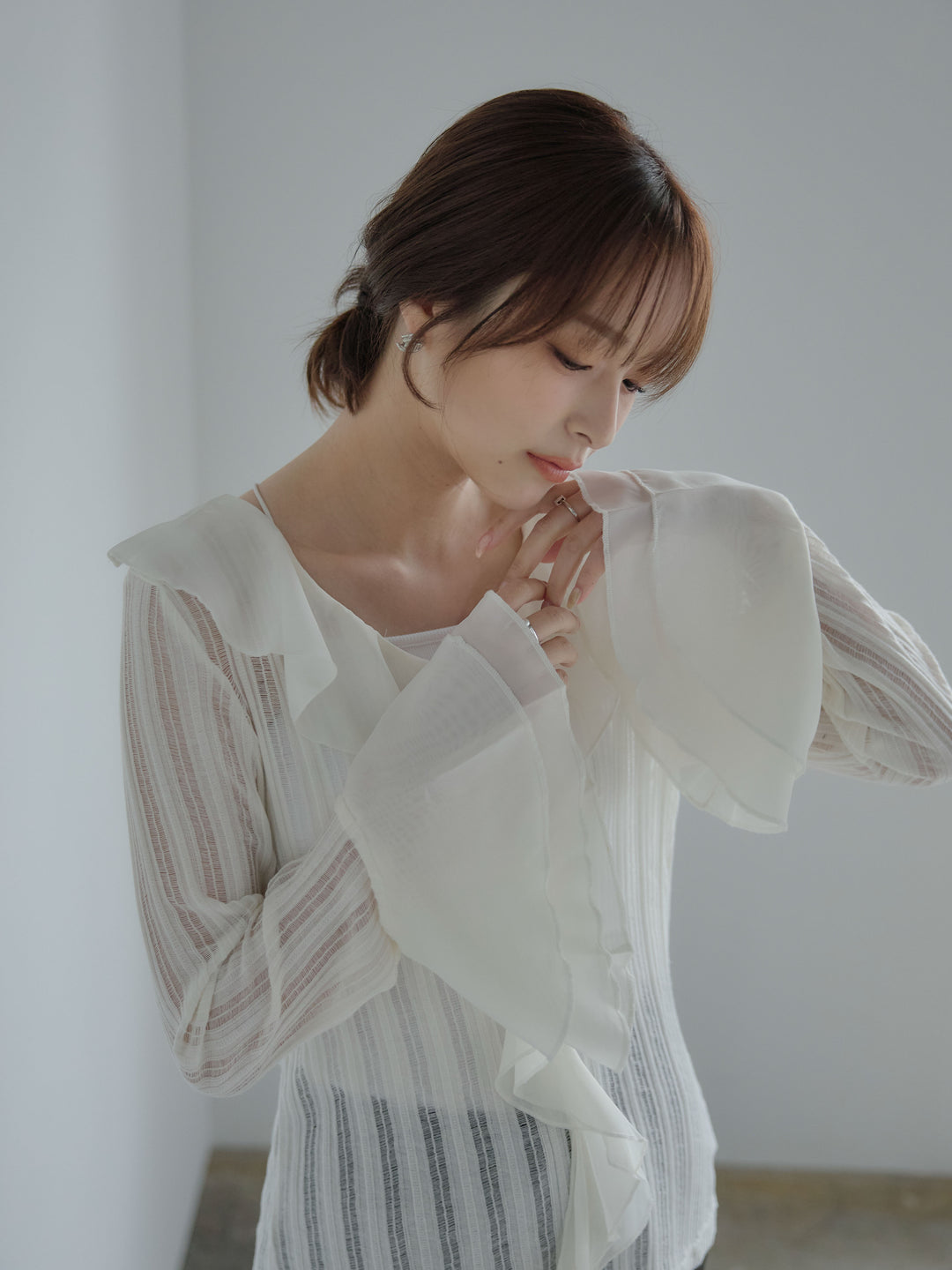 【SET】ストライプシアーラッフルトップス+【Essential】センタープレスサテンパンツ(2set)