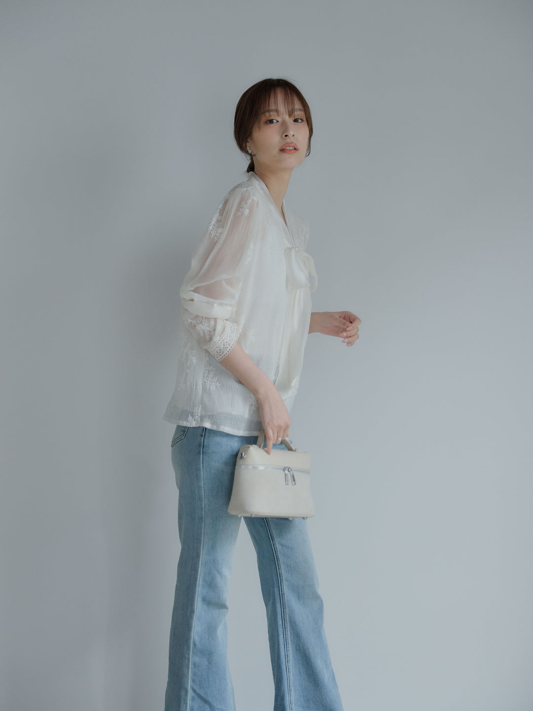 リーフ刺繍ボウタイブラウス