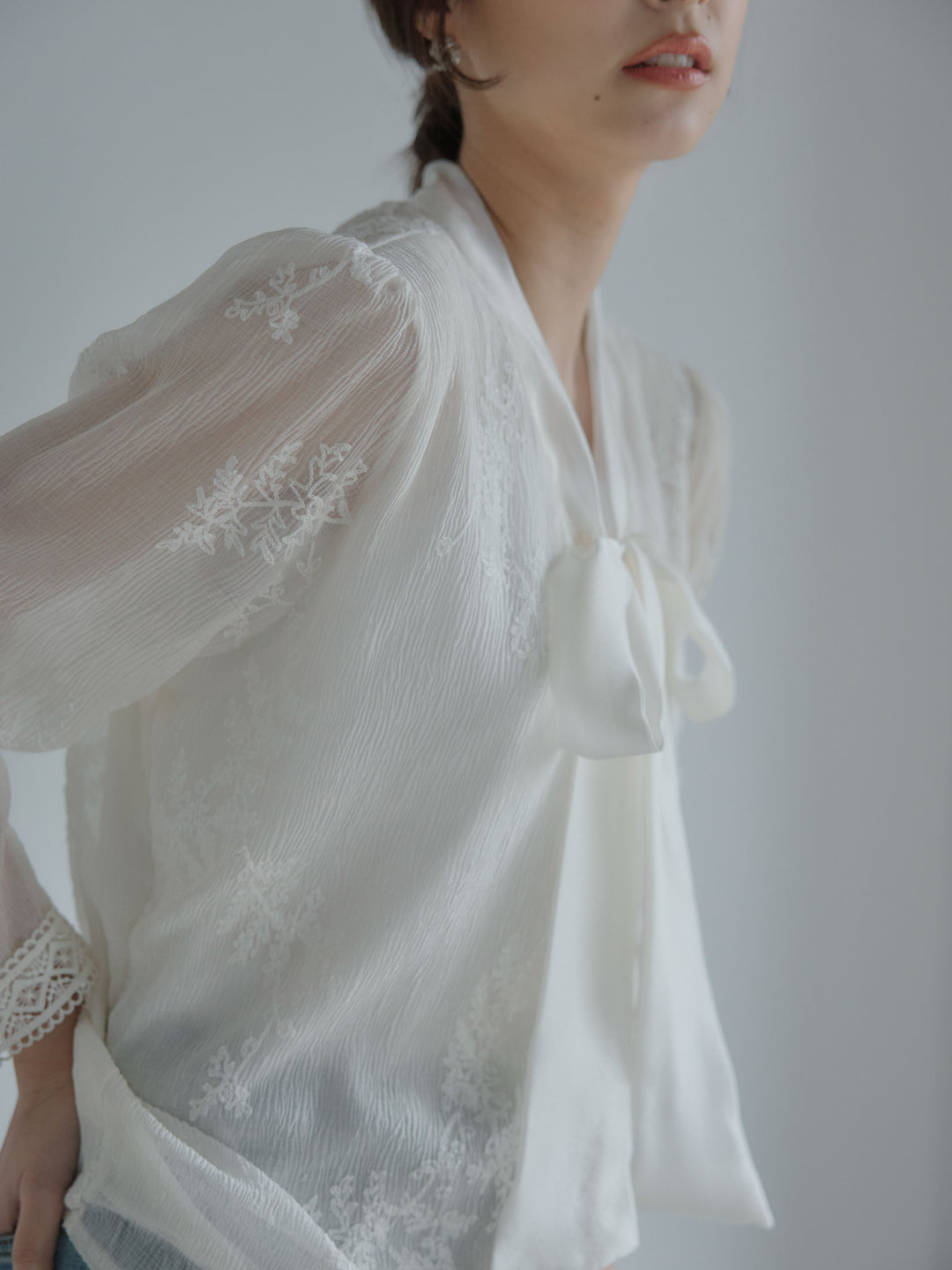リーフ刺繍ボウタイブラウス