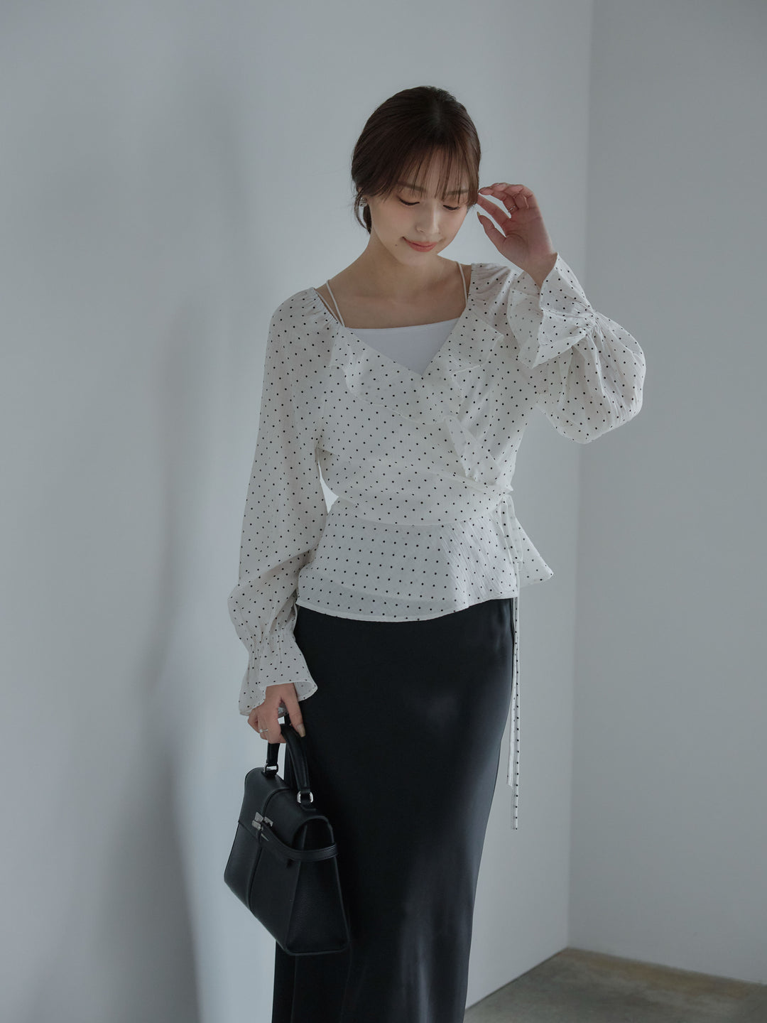 ドットパターンラッフルラップブラウス