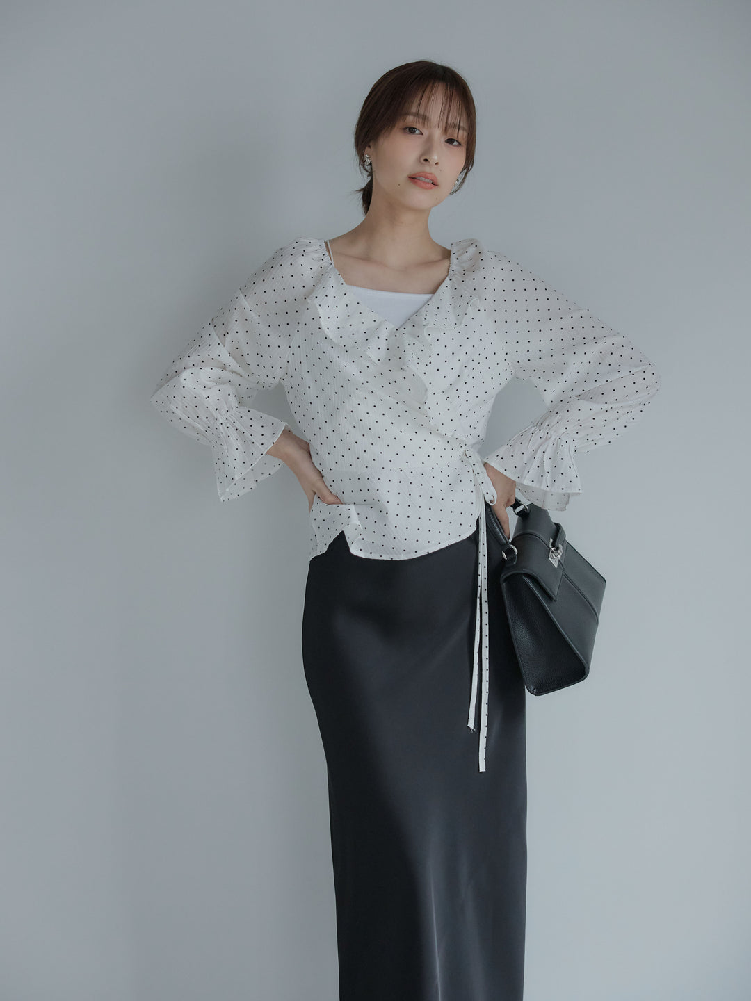 ドットパターンラッフルラップブラウス