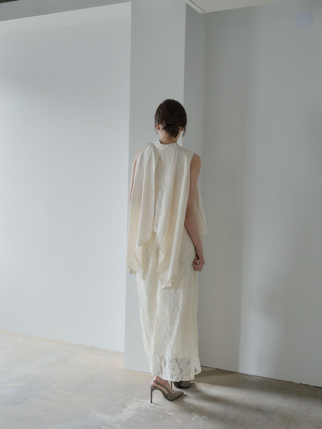 【SET】バックデザインサテンノースリーブトップス+フラワージャガードソフトAラインスカート(2set)