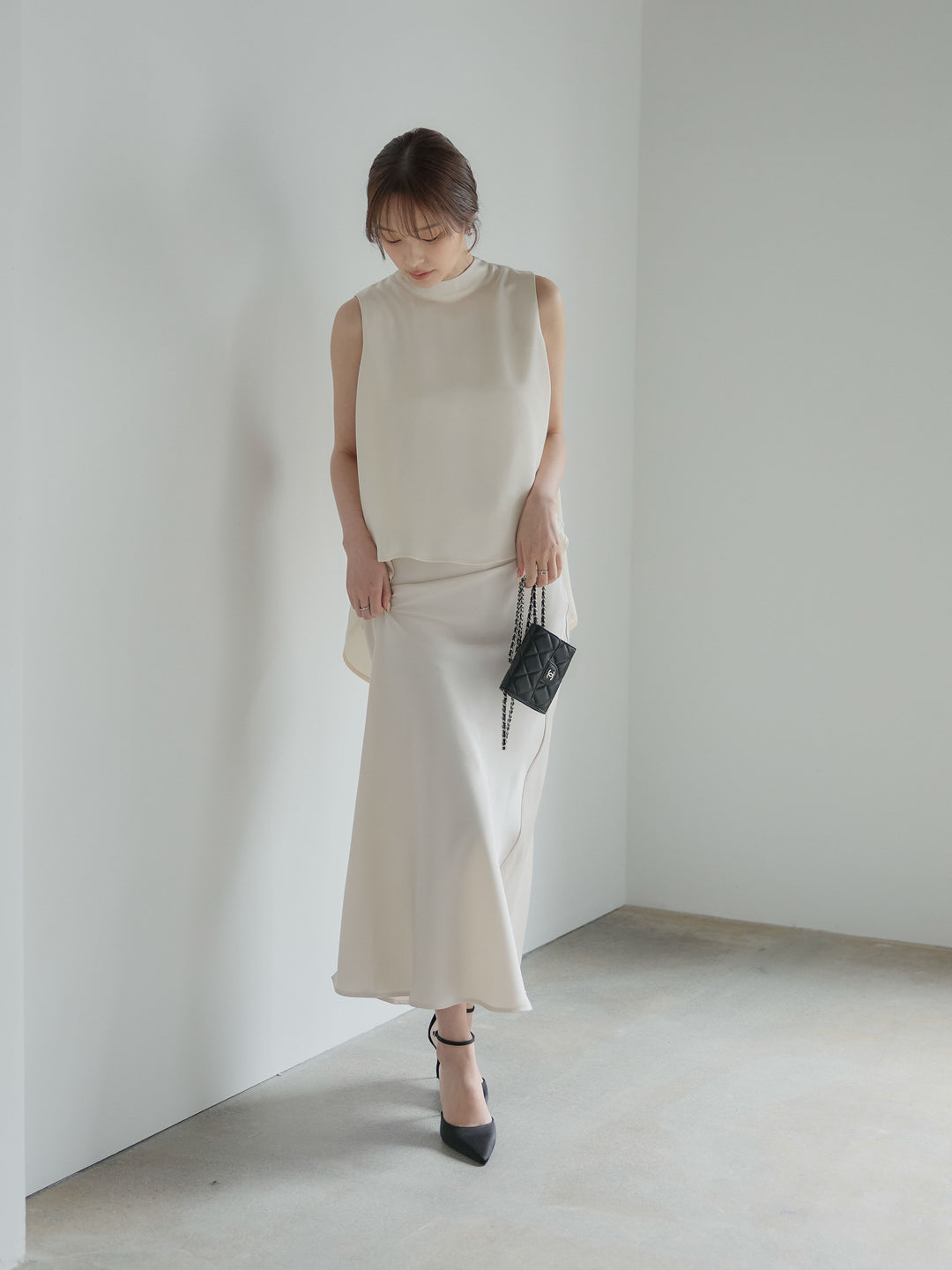 【SET】バックデザインサテンノースリーブトップス+ライトサテンナロースカート(2set)