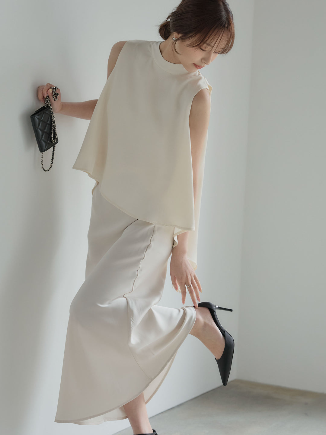 【SET】バックデザインサテンノースリーブトップス+ライトサテンナロースカート(2set)