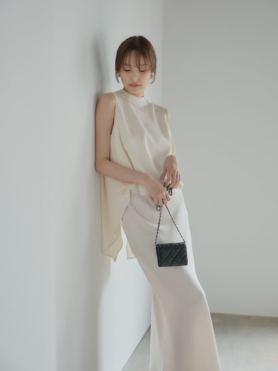 【SET】バックデザインサテンノースリーブトップス+ライトサテンナロースカート(2set)