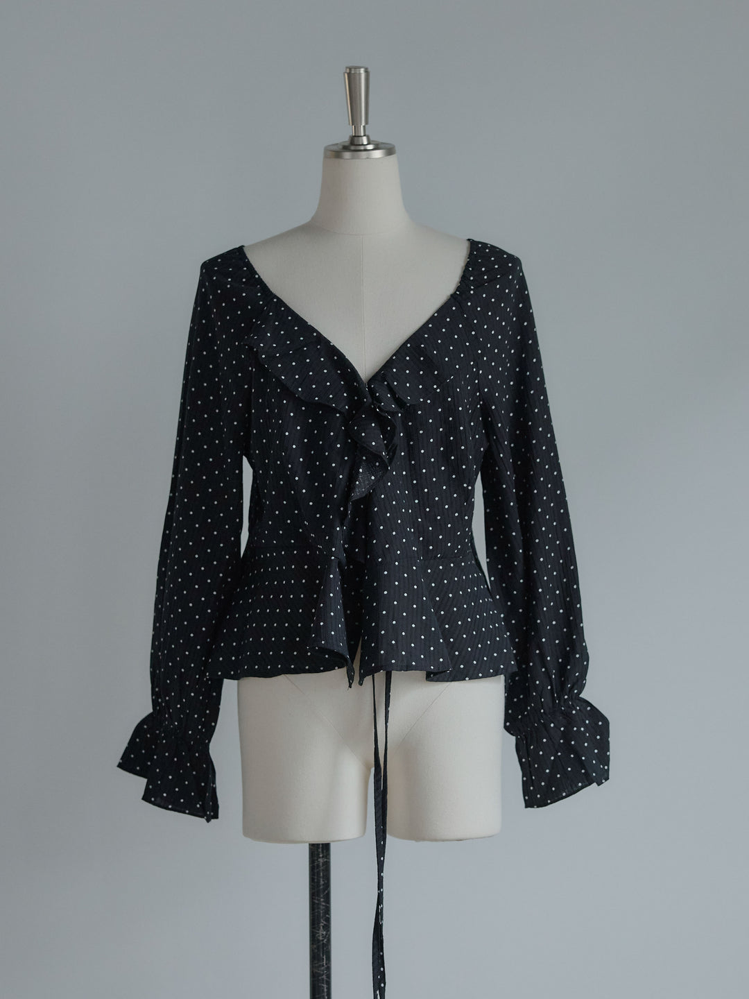 ドットパターンラッフルラップブラウス
