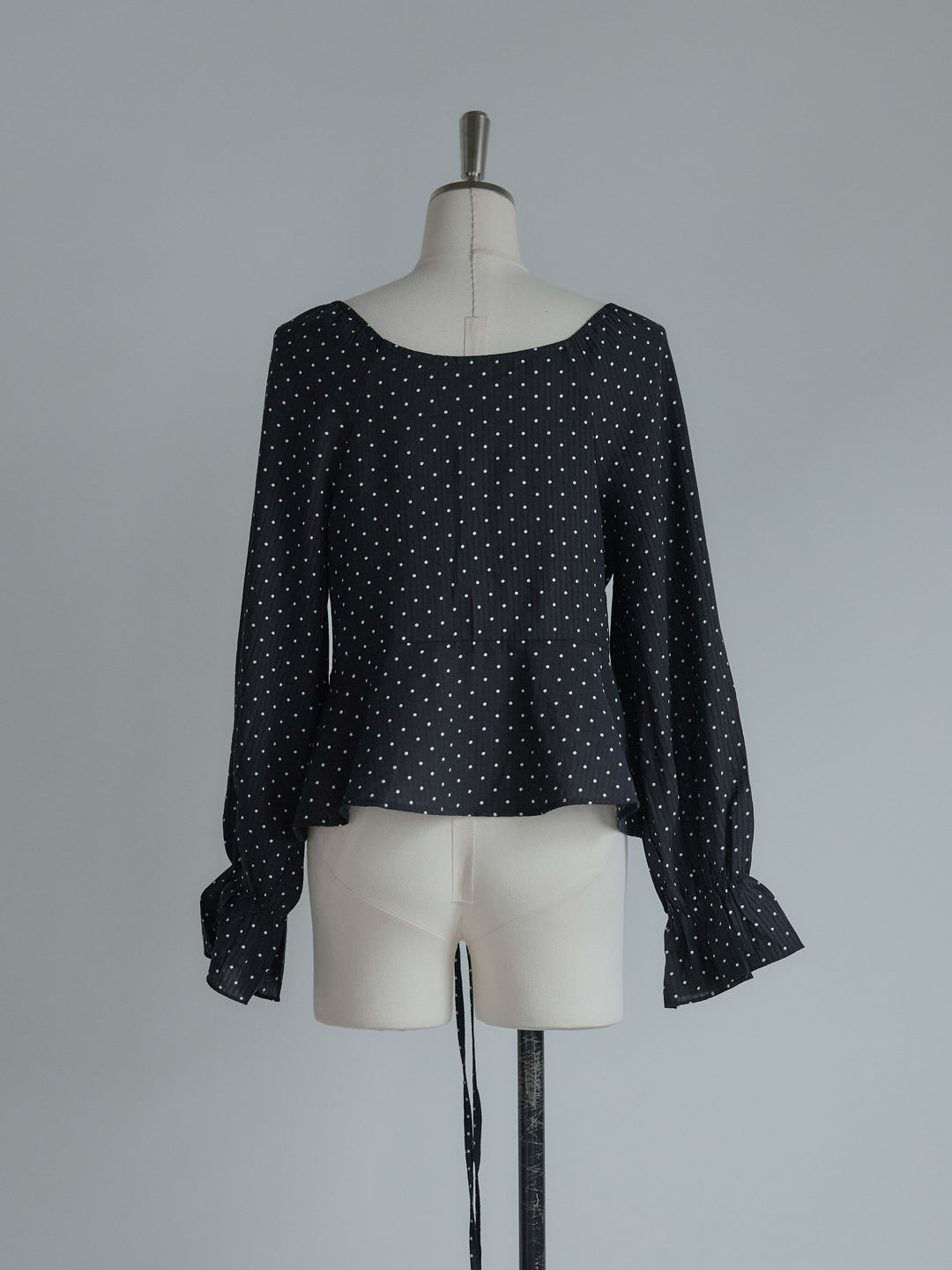 ドットパターンラッフルラップブラウス