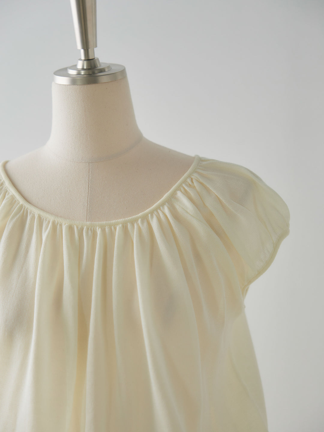 ラウンドネックシーアニットトップス