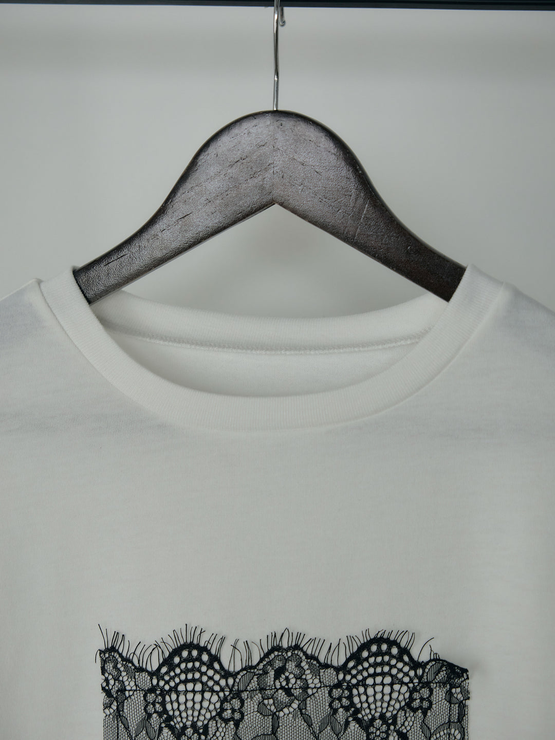 【cool touch】レースロゴ刺繍Tシャツ