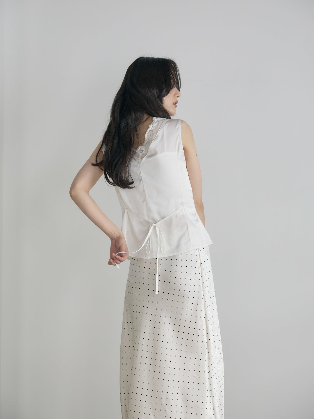 レーストリムサテンノースリトップス