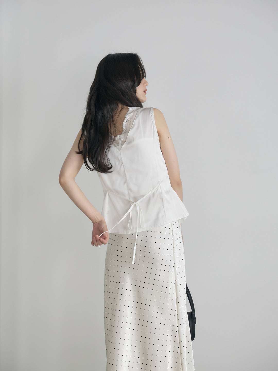 レーストリムサテンノースリトップス