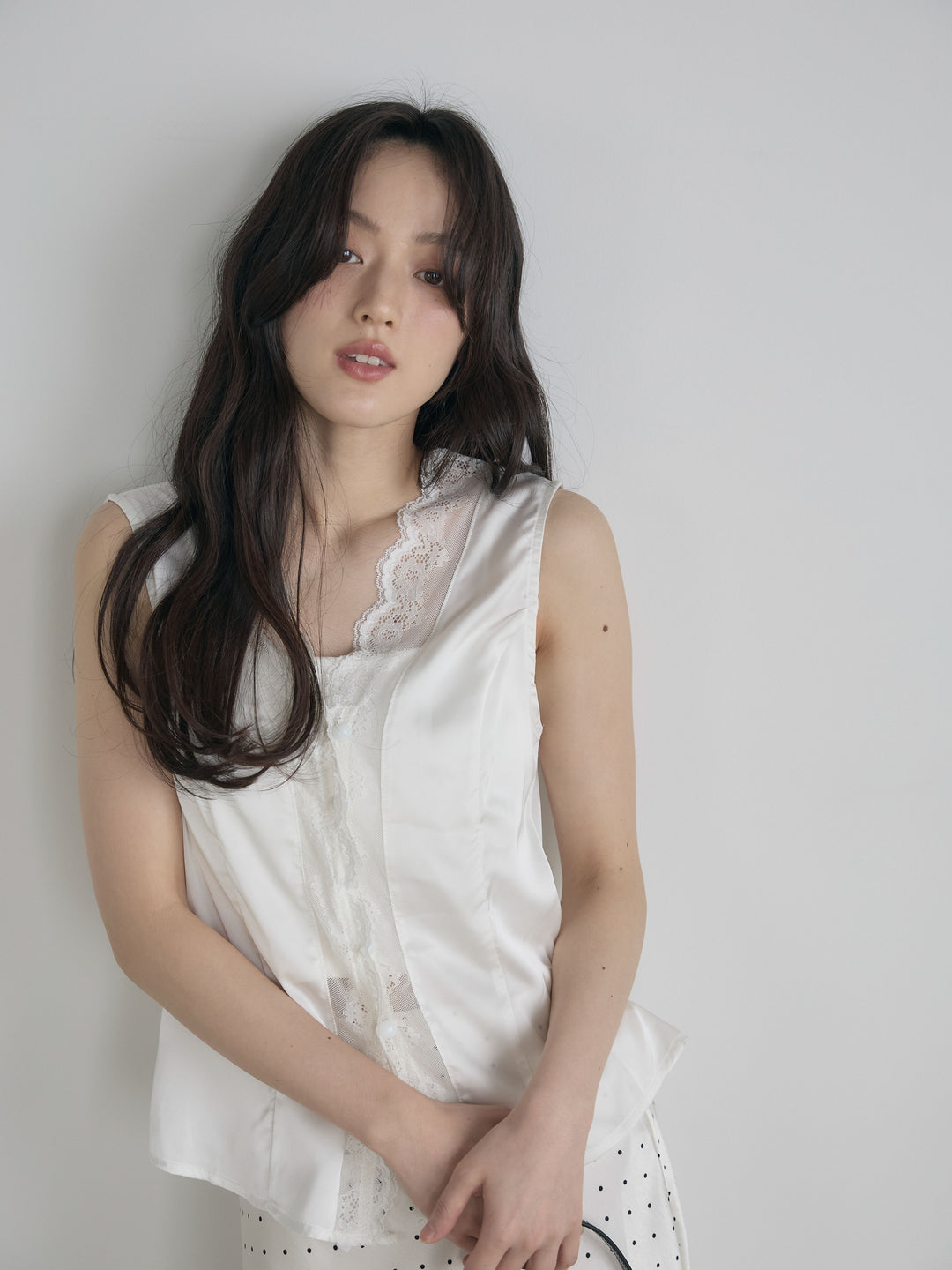 レーストリムサテンノースリトップス