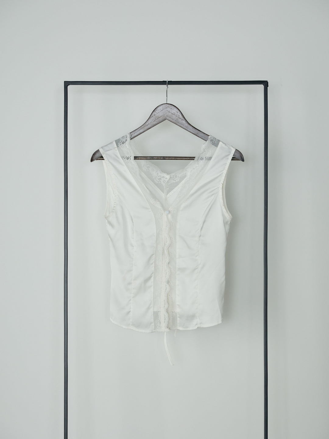 レーストリムサテンノースリトップス