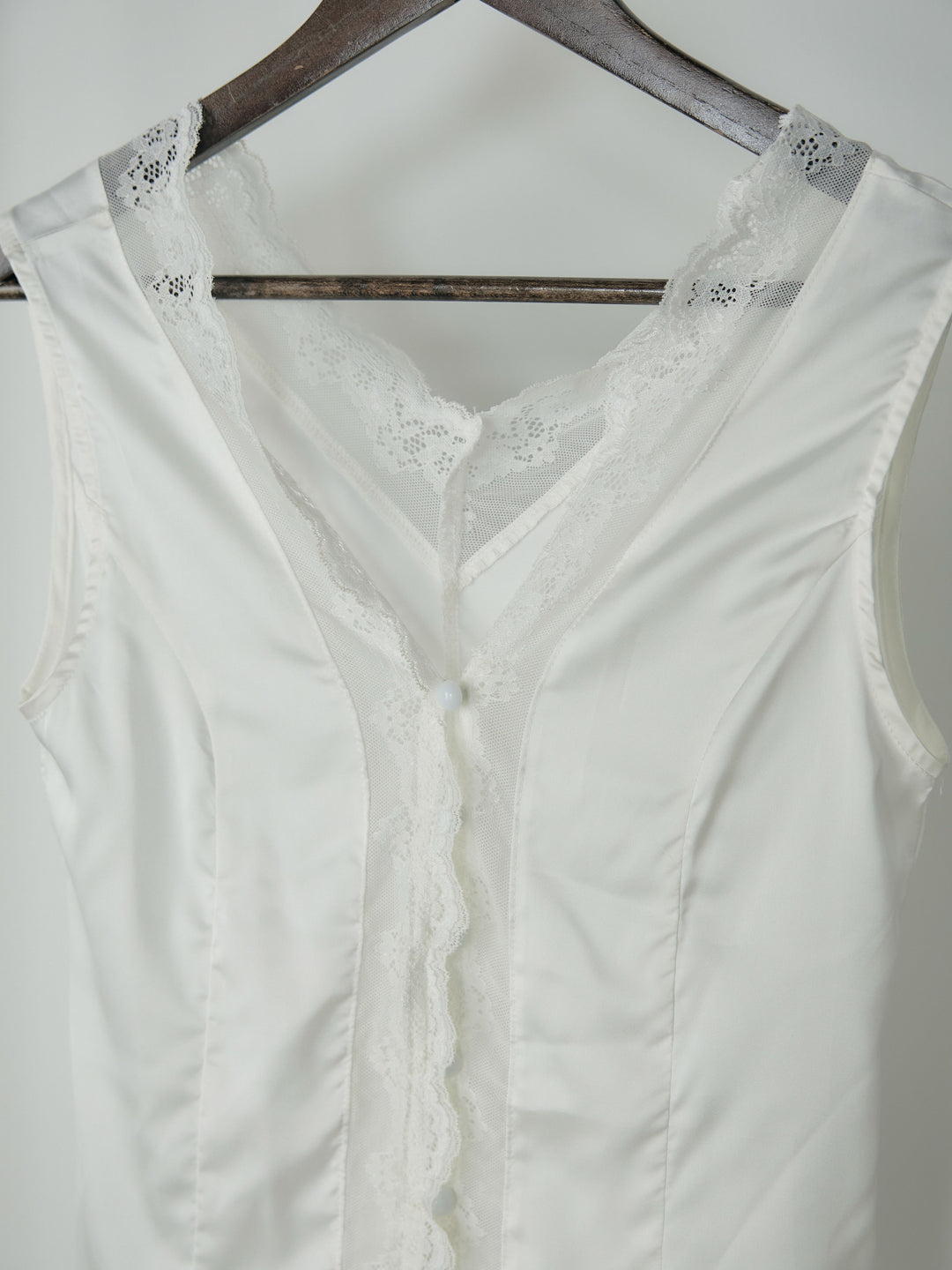 レーストリムサテンノースリトップス