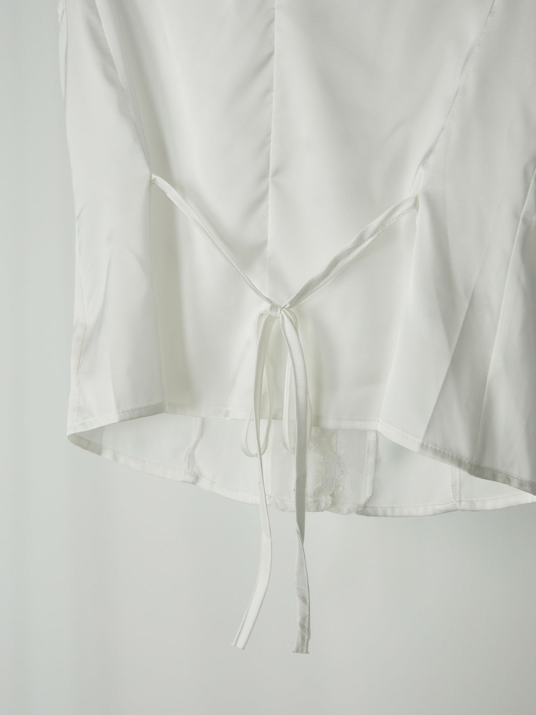 レーストリムサテンノースリトップス