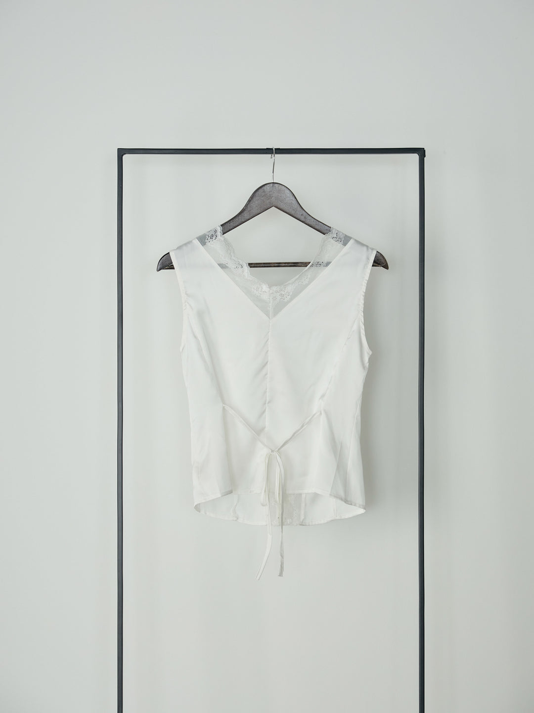 レーストリムサテンノースリトップス