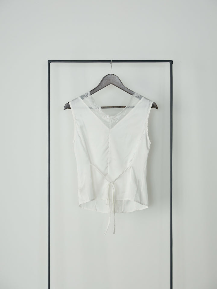 レーストリムサテンノースリトップス