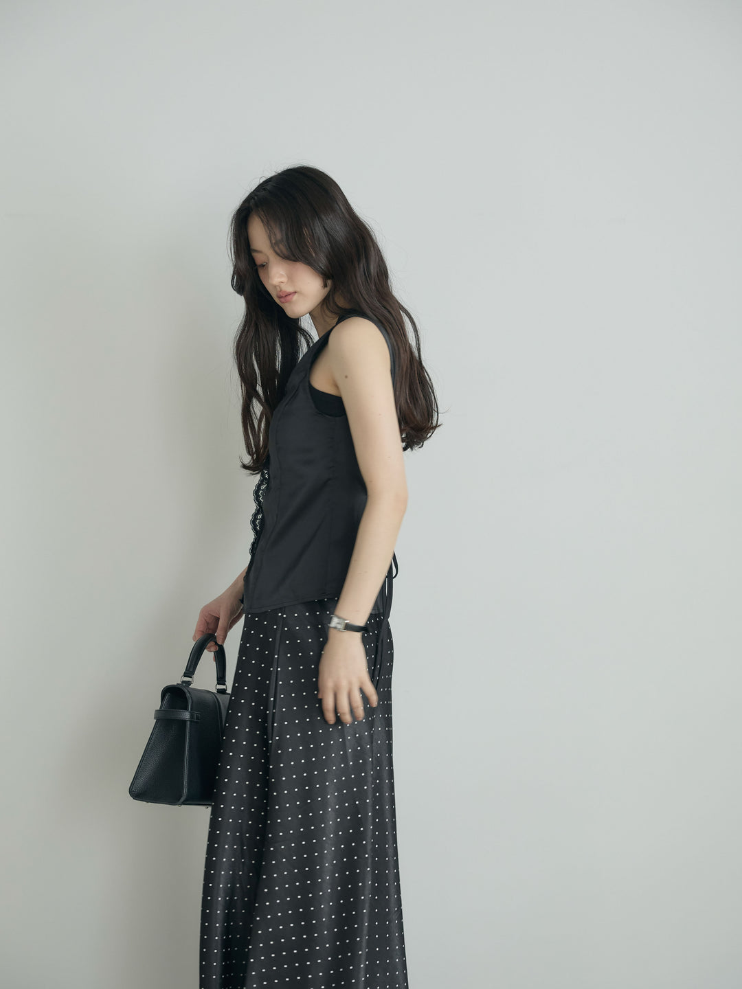 レーストリムサテンノースリトップス