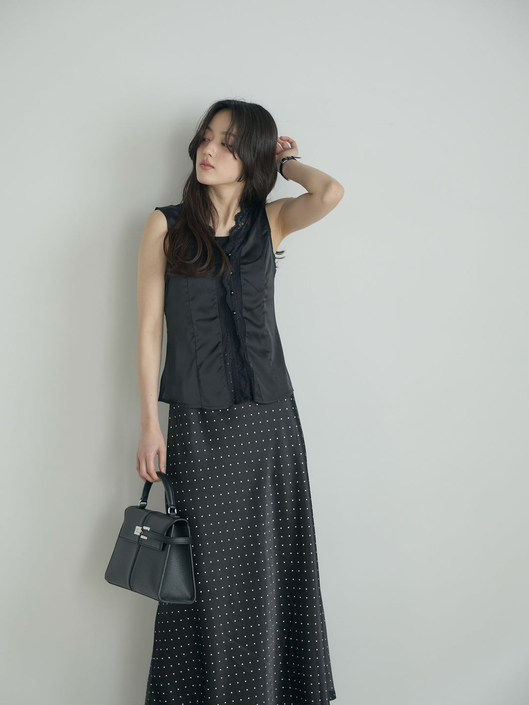 レーストリムサテンノースリトップス