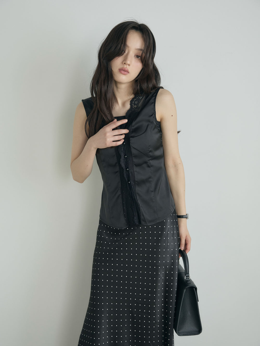 レーストリムサテンノースリトップス