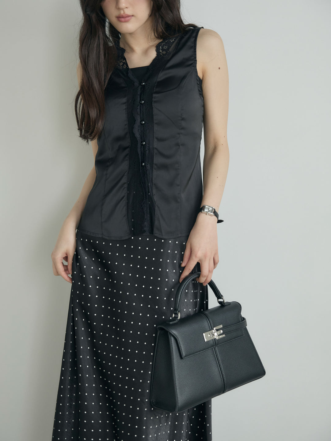 レーストリムサテンノースリトップス