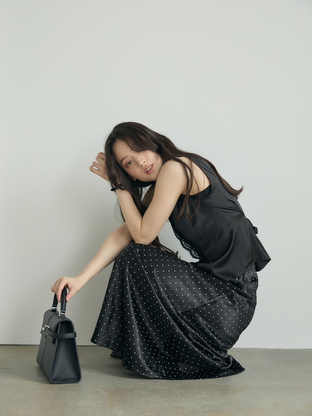 レーストリムサテンノースリトップス