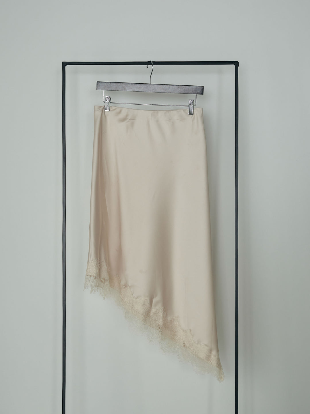 アシンメトリーレーストリムサテンスカート