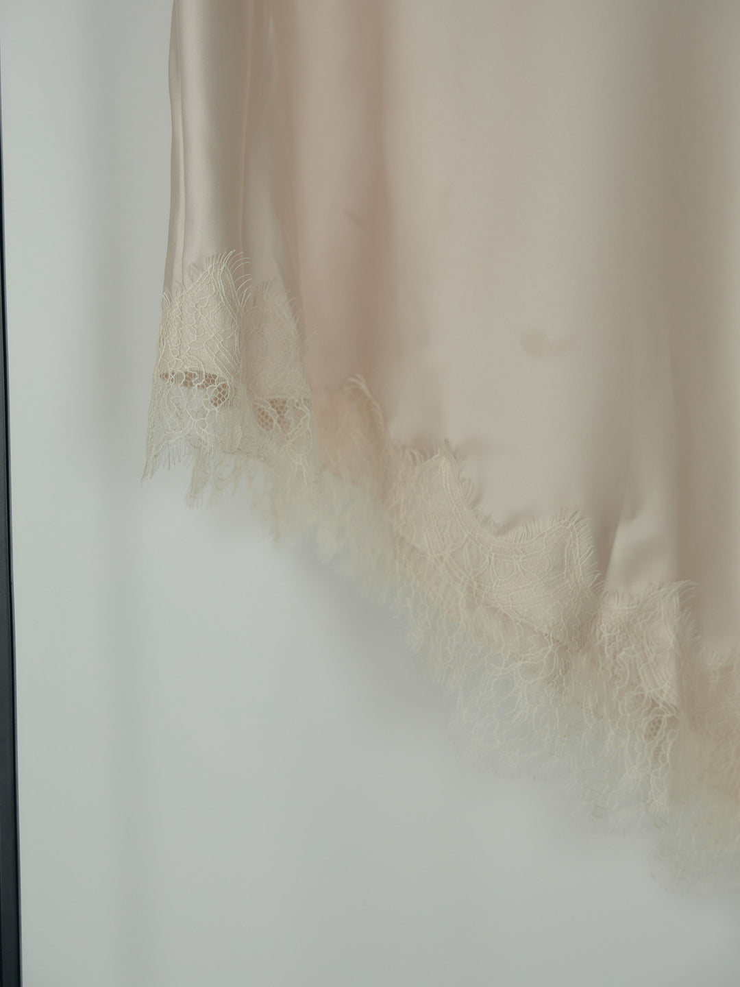 アシンメトリーレーストリムサテンスカート