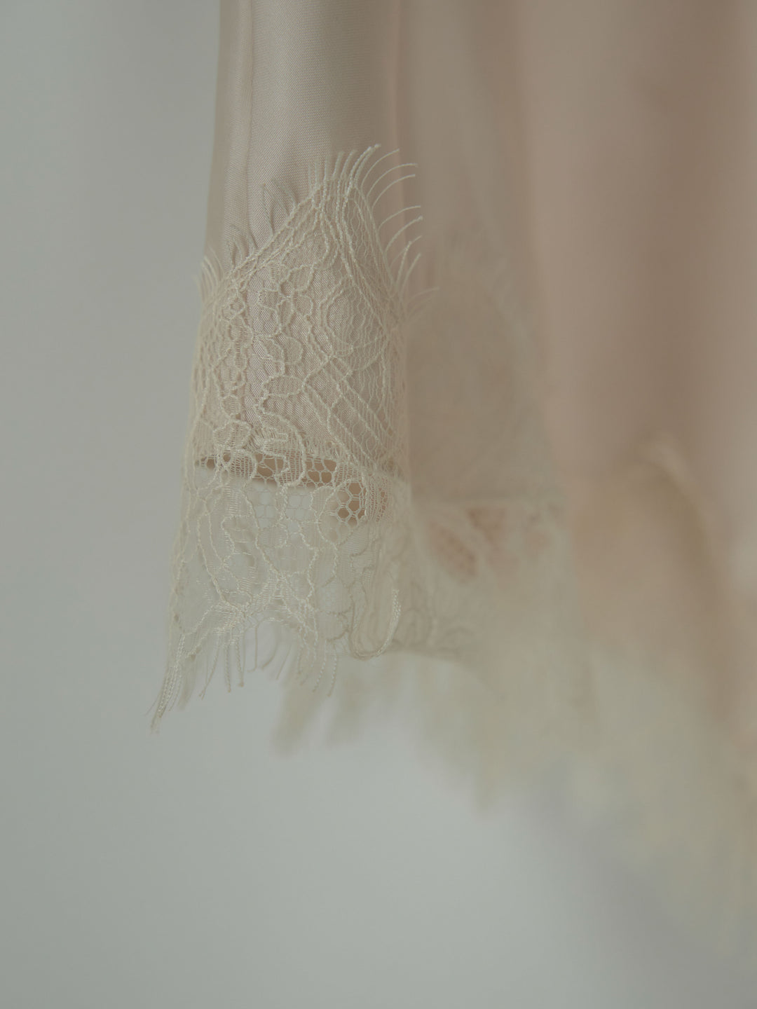 アシンメトリーレーストリムサテンスカート