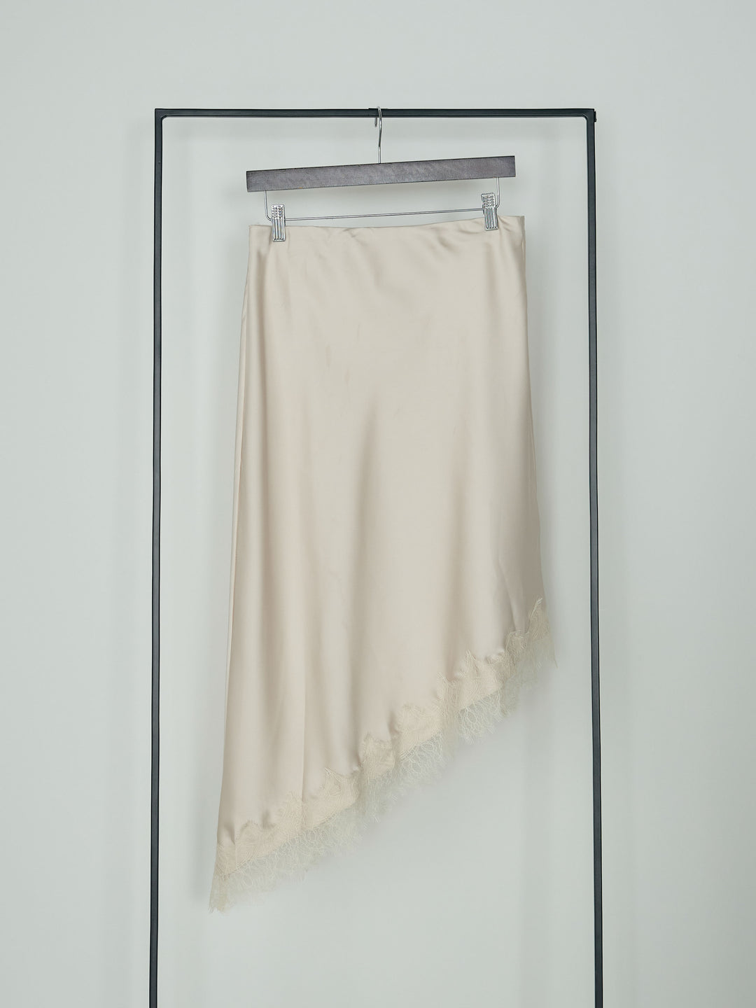 アシンメトリーレーストリムサテンスカート