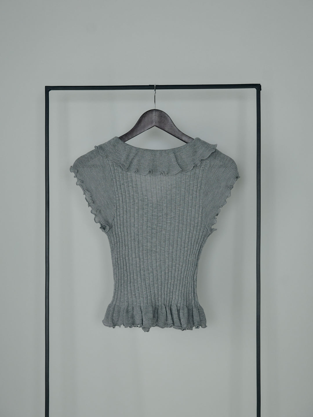 フレンチスリーブラッフルトップス