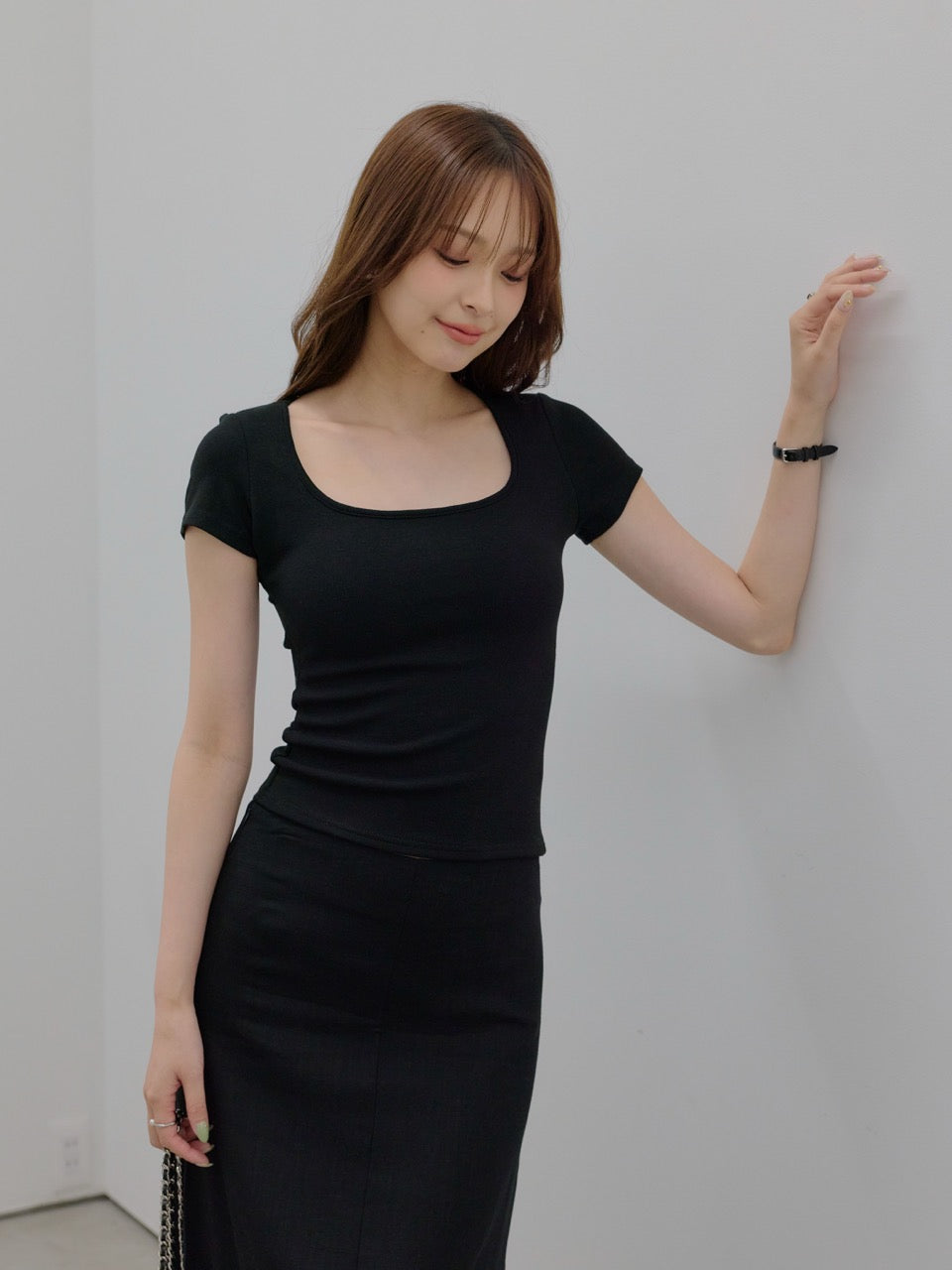 【SET】カップ付きスクエアネックTシャツ+フロントスリットレースドッキングローウエストスカート(2set)