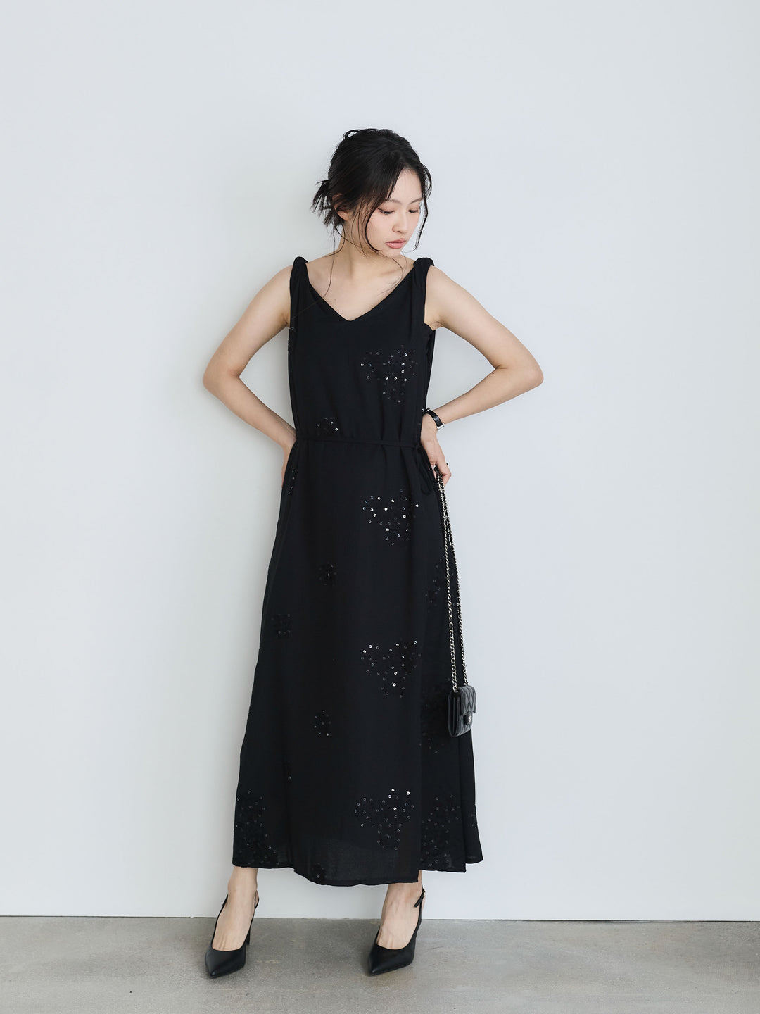 スパンコールフラワー刺繍ツイストショルダーノースリーブワンピース