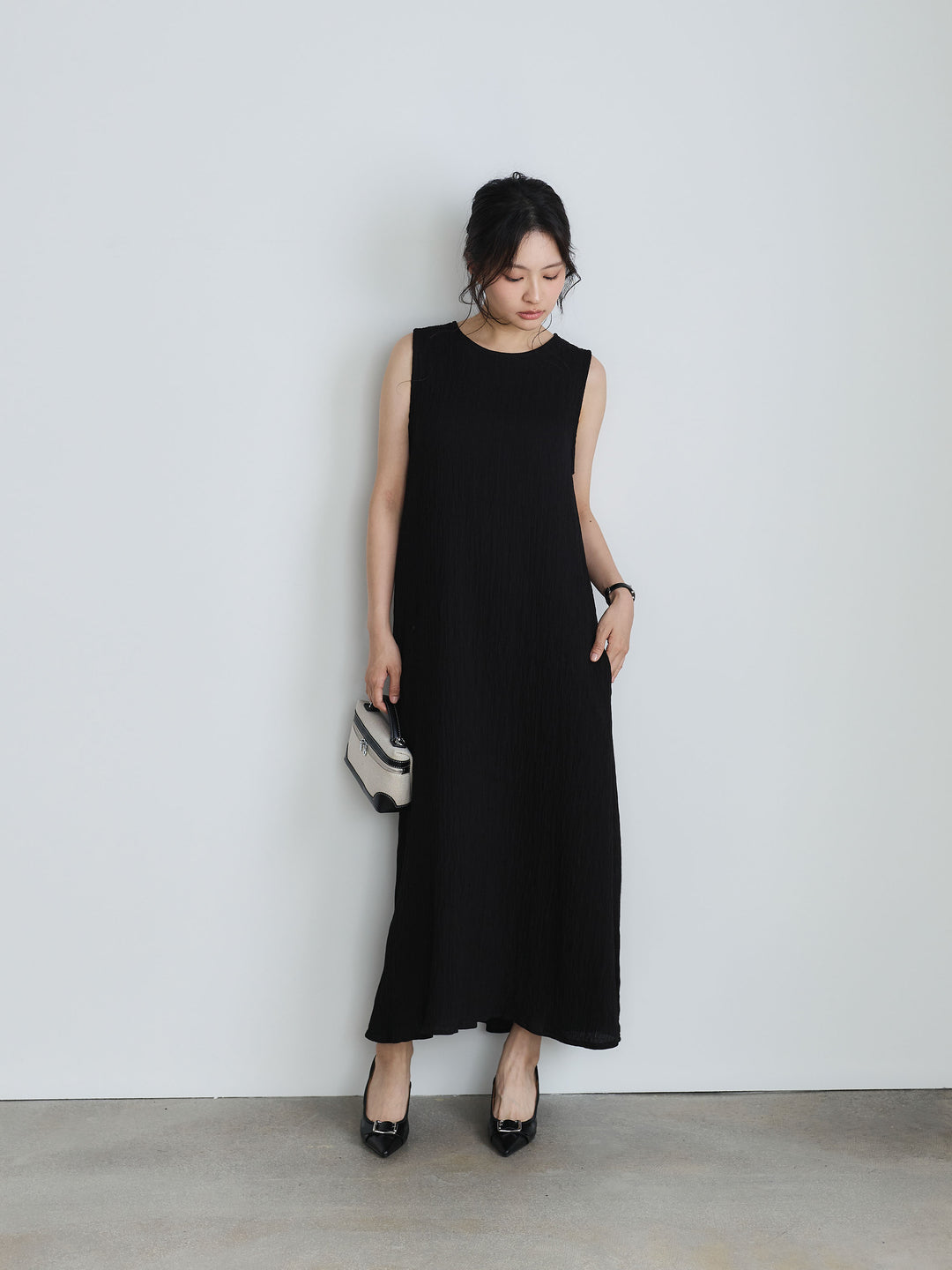 シワプリーツバックデザインノースリーブワンピース