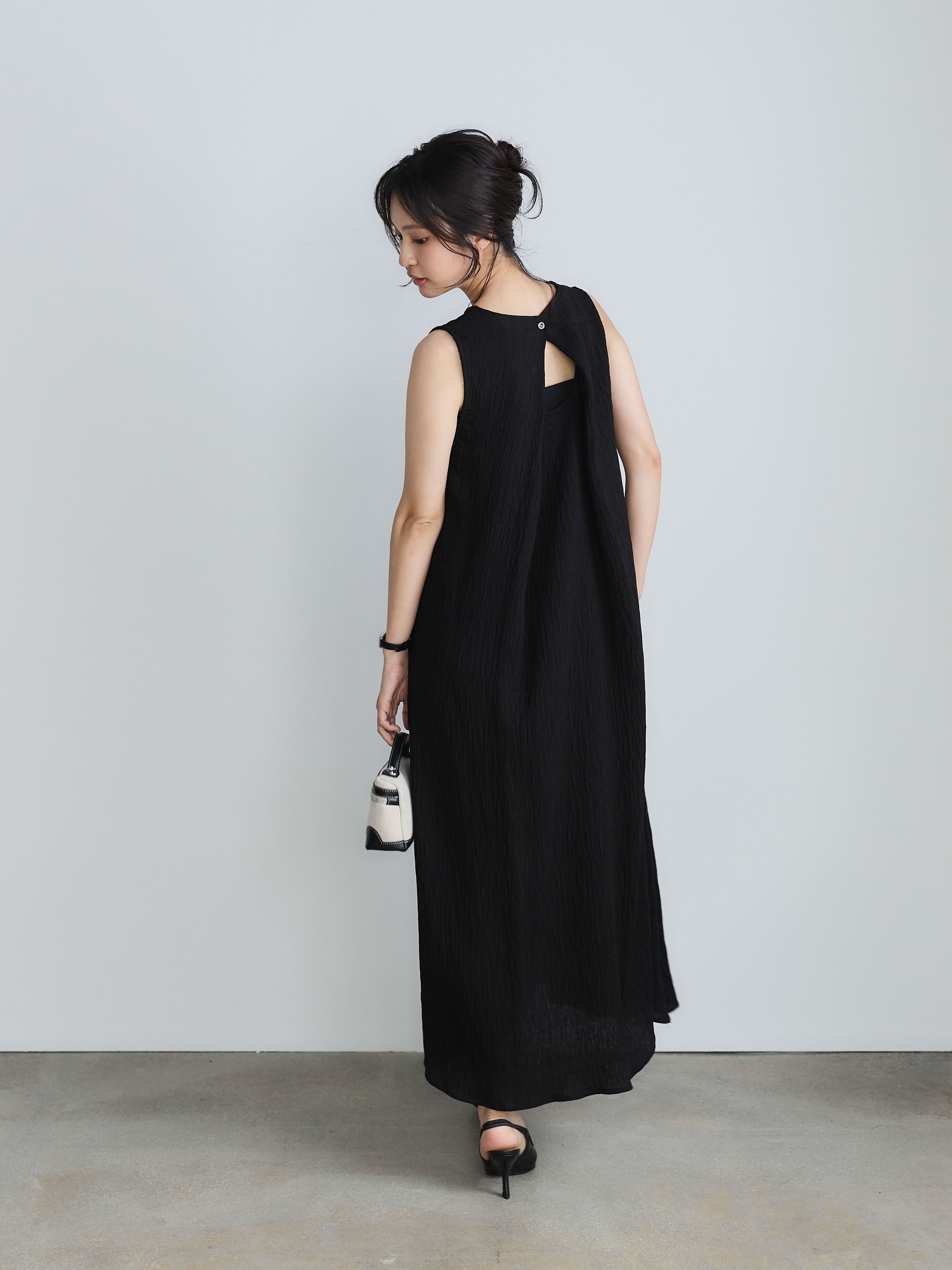 シワプリーツバックデザインノースリーブワンピース – nairo