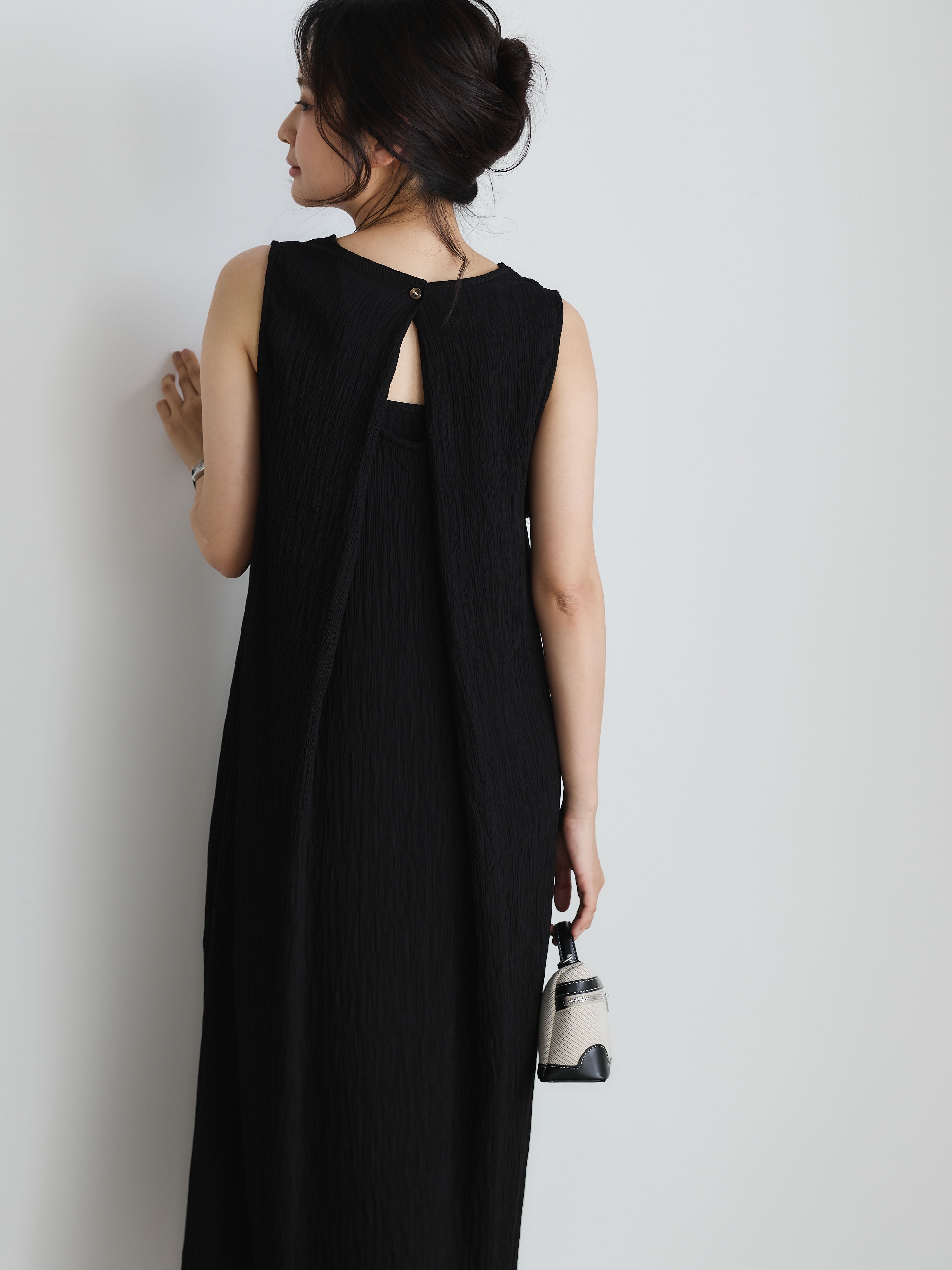 シワプリーツバックデザインノースリーブワンピース – nairo