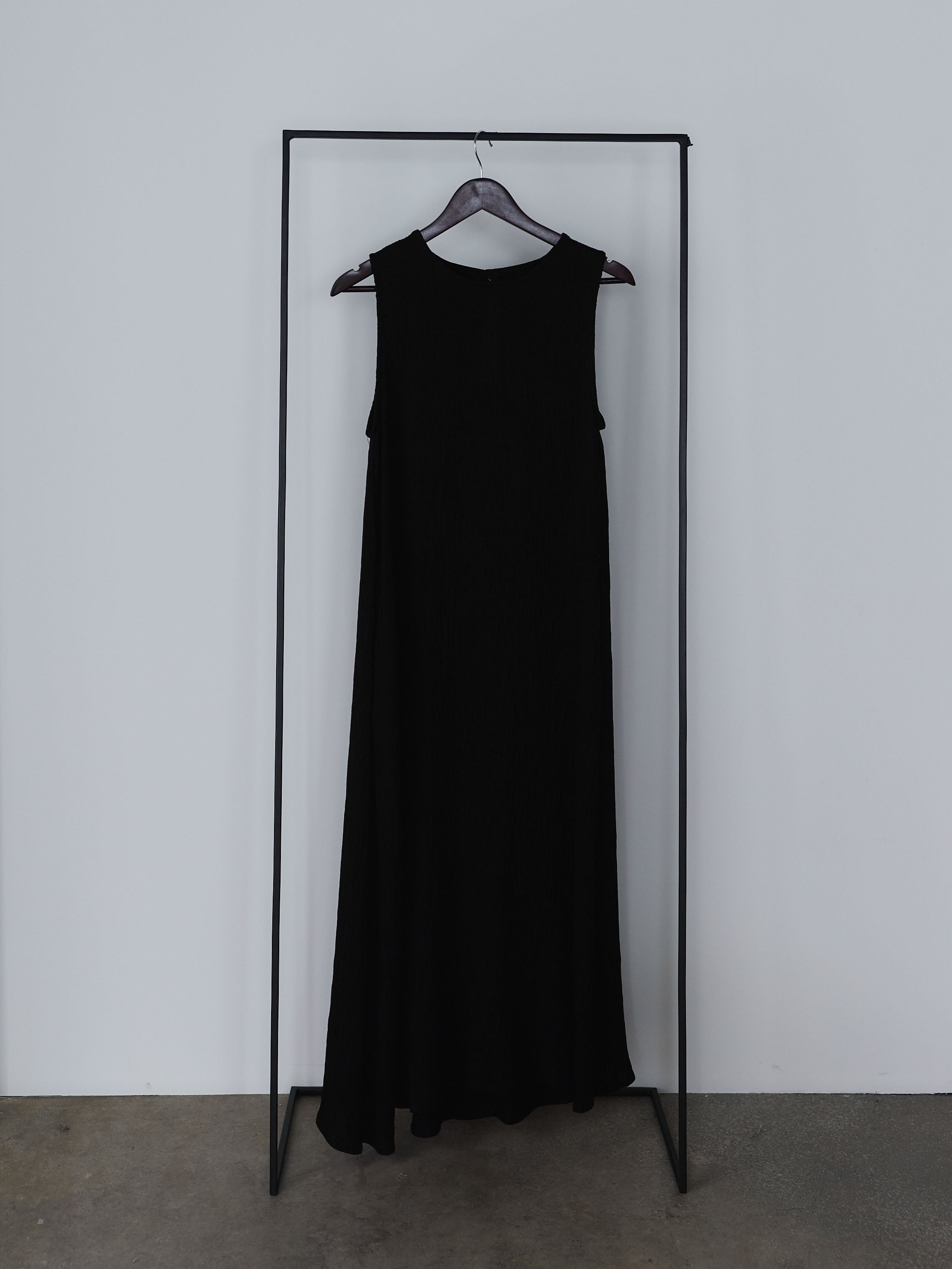 シワプリーツバックデザインノースリーブワンピース – nairo