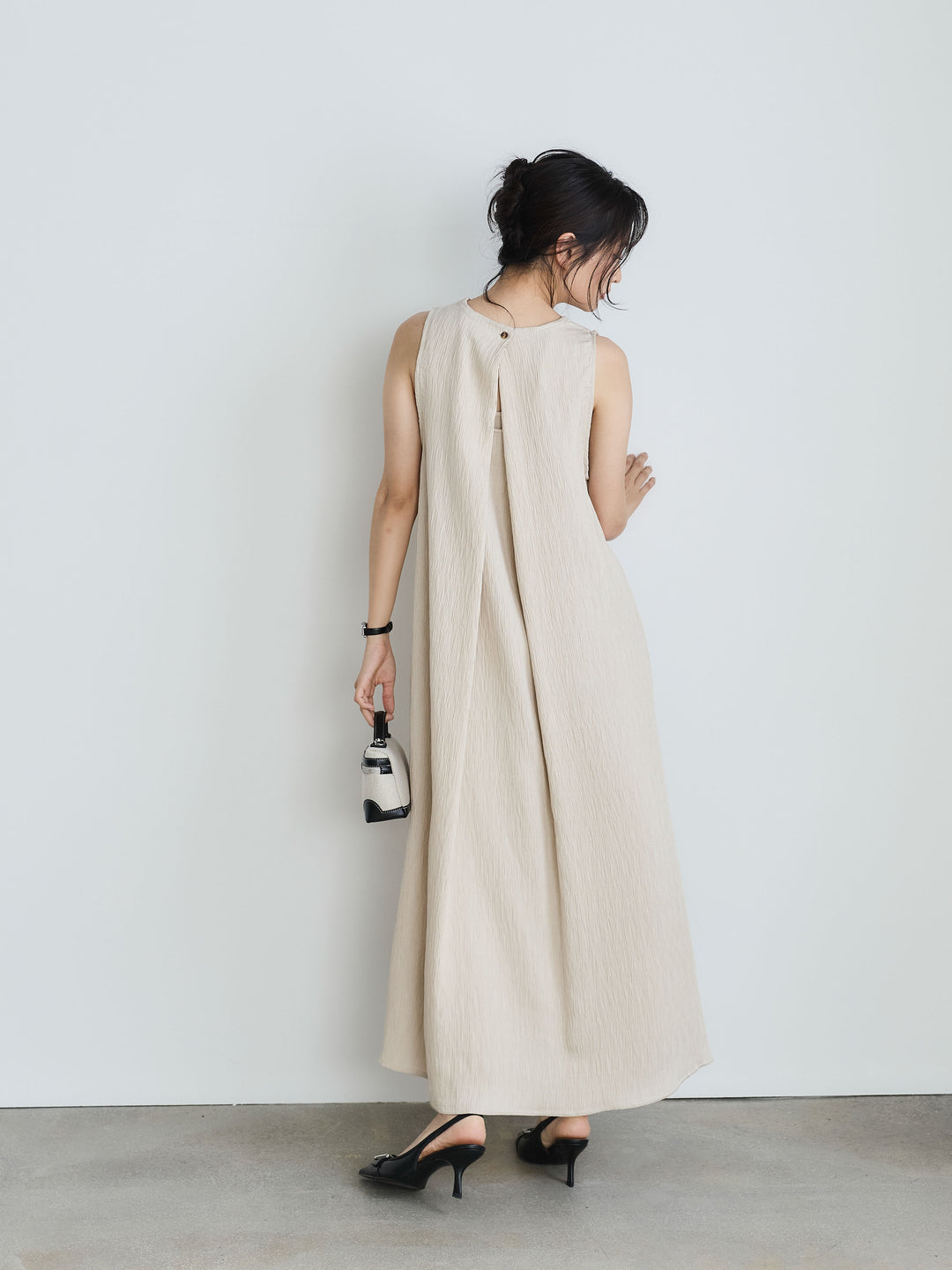 シワプリーツバックデザインノースリーブワンピース