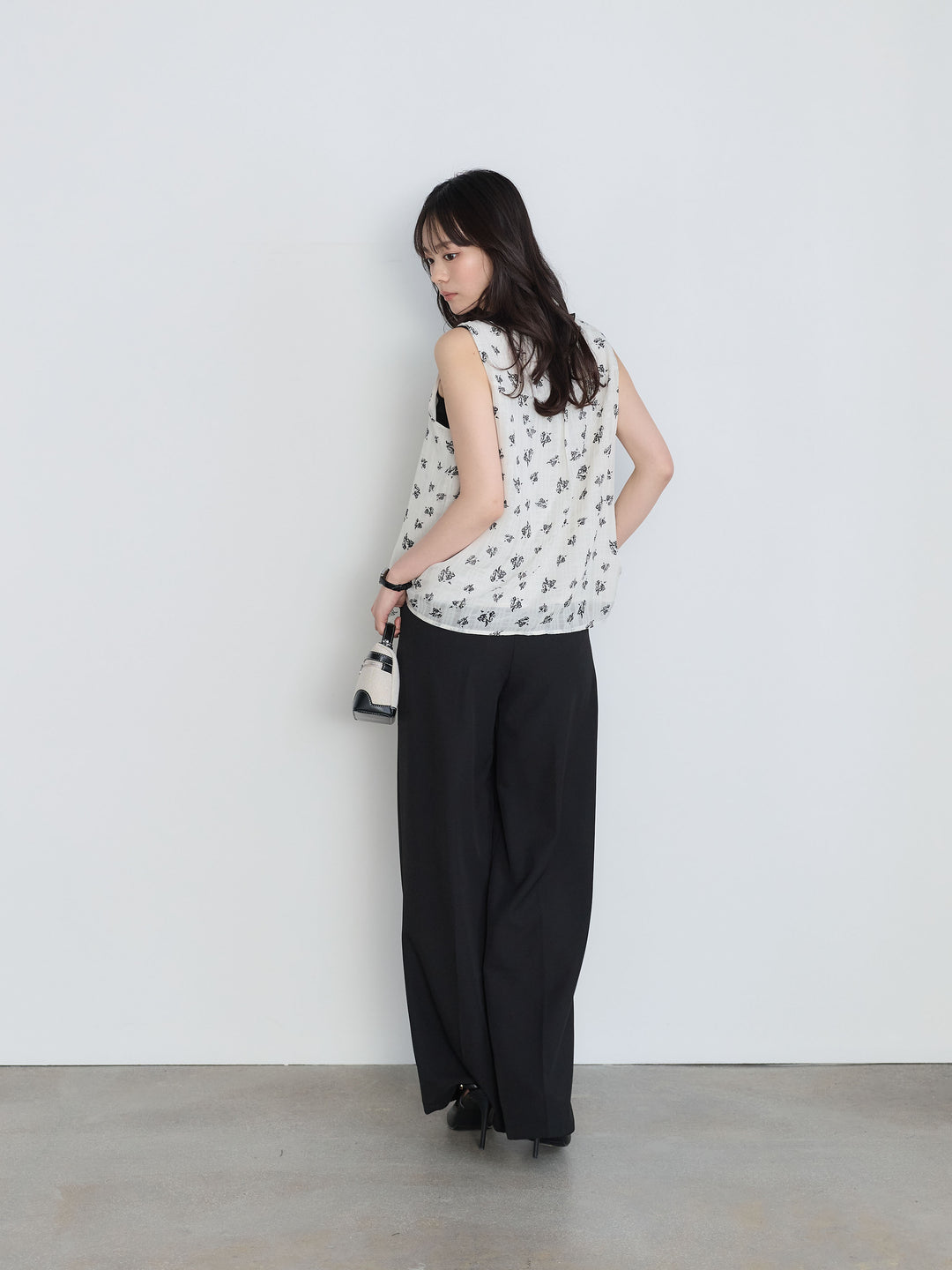 【SET】フリルリボンモノトーンフラワーブラウス+センタープレスベーシックストレートパンツ(2set)