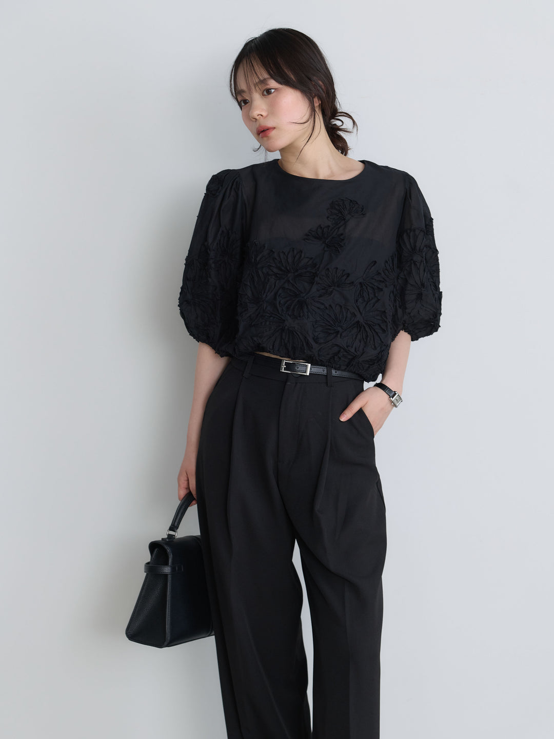 テープ刺繍コットンパフスリーブブラウス