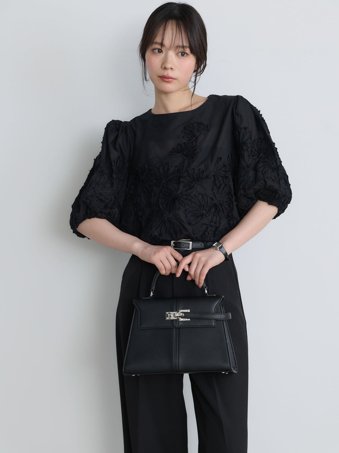 テープ刺繍コットンパフスリーブブラウス