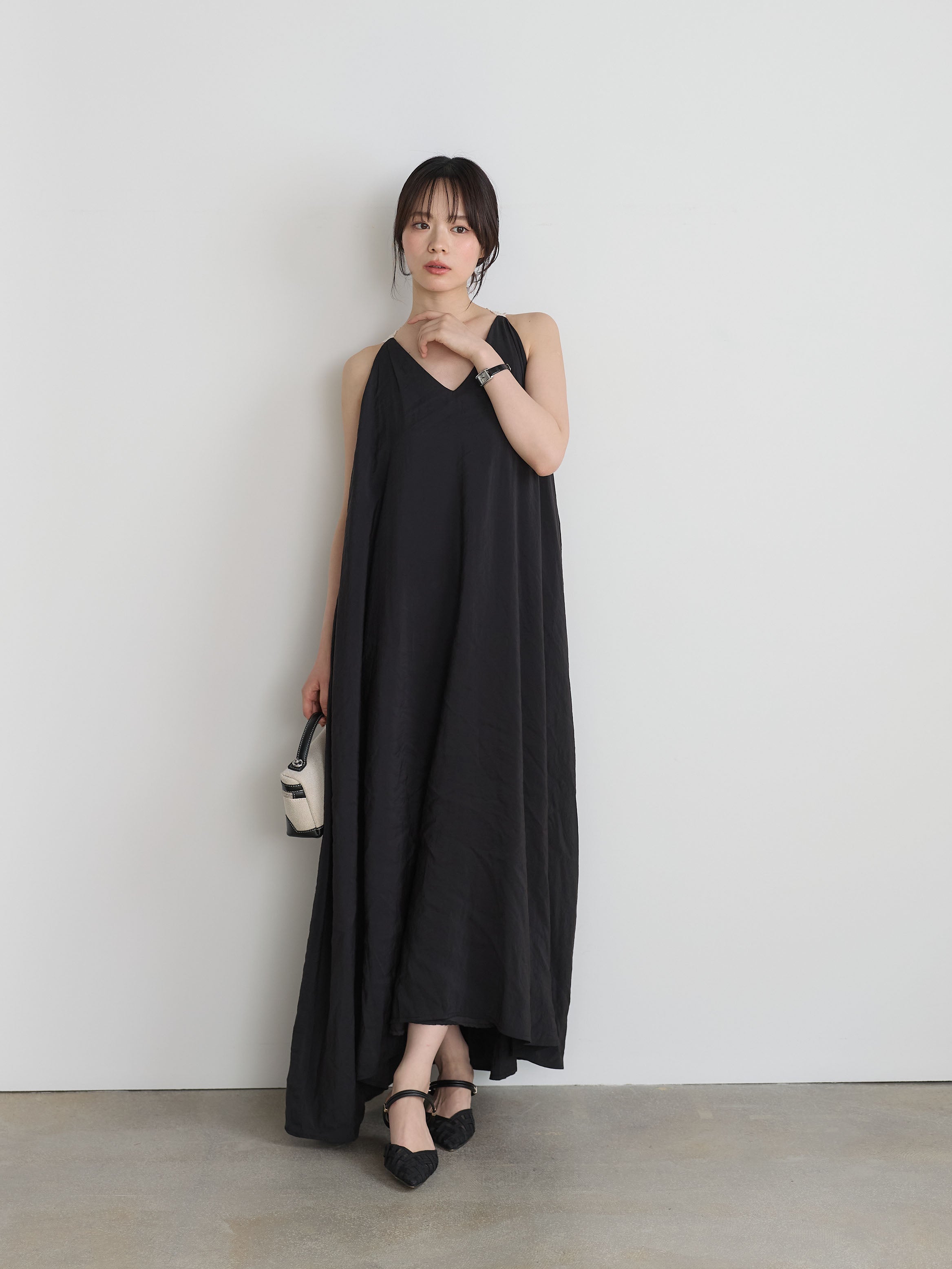バッククロシェノースリVネックワンピース – nairo