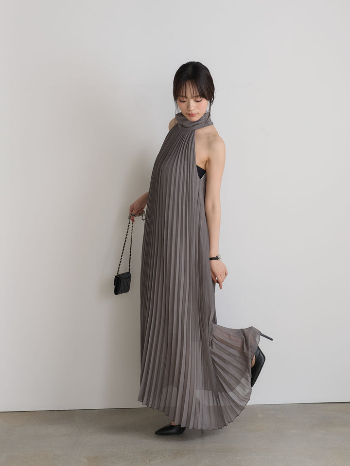 ホルターネックプリーツワンピース