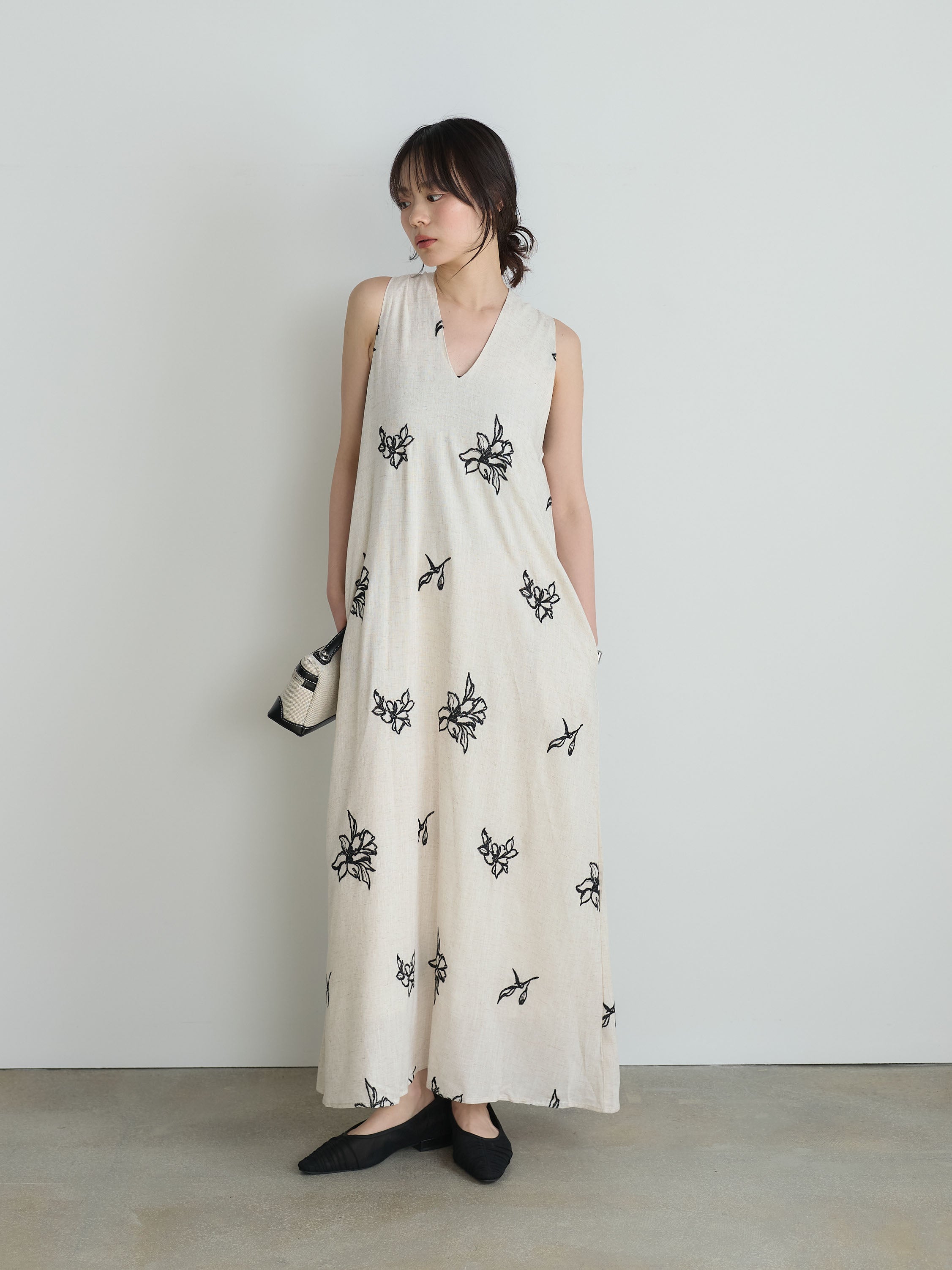 フラワー刺繍Vネックワンピース – nairo