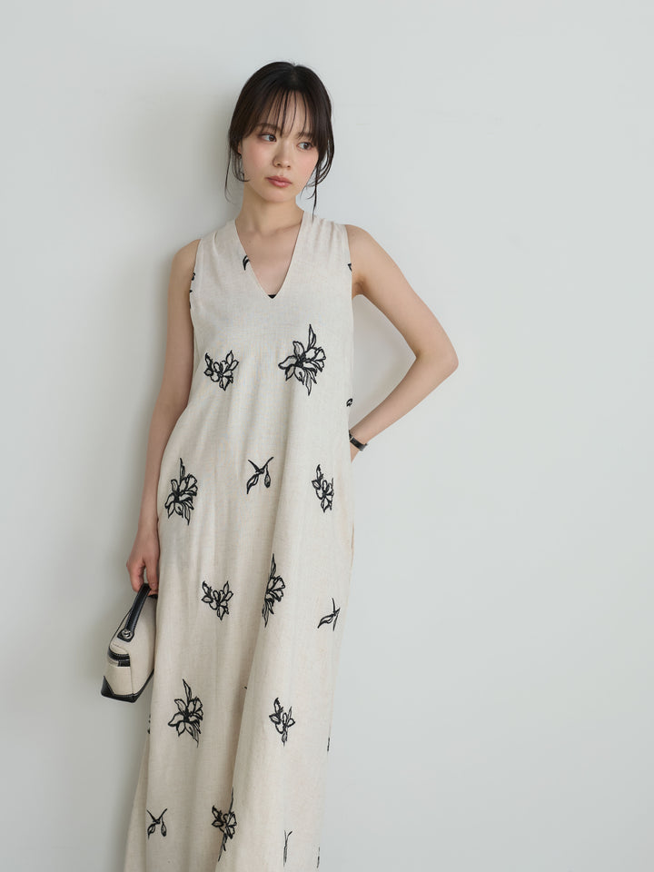 フラワー刺繍Vネックワンピース