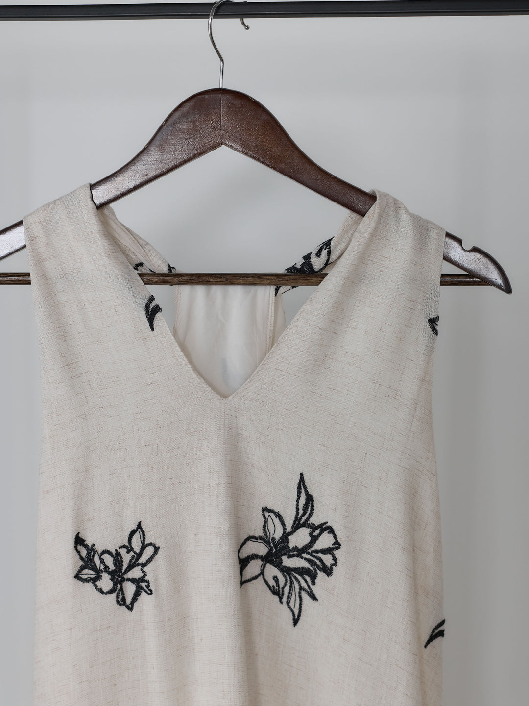 フラワー刺繍Vネックワンピース