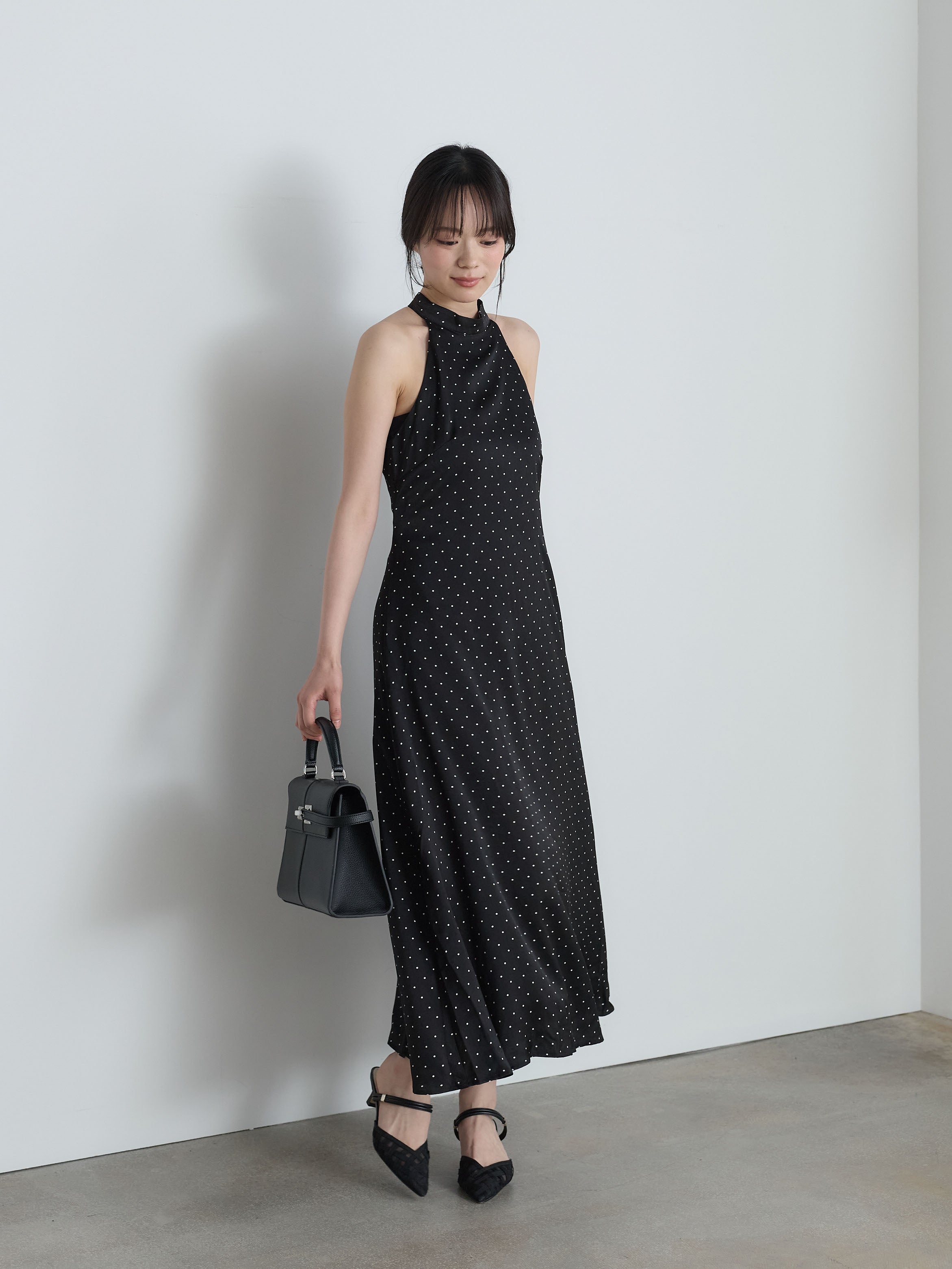 ホルターネックドットサテンワンピース – nairo