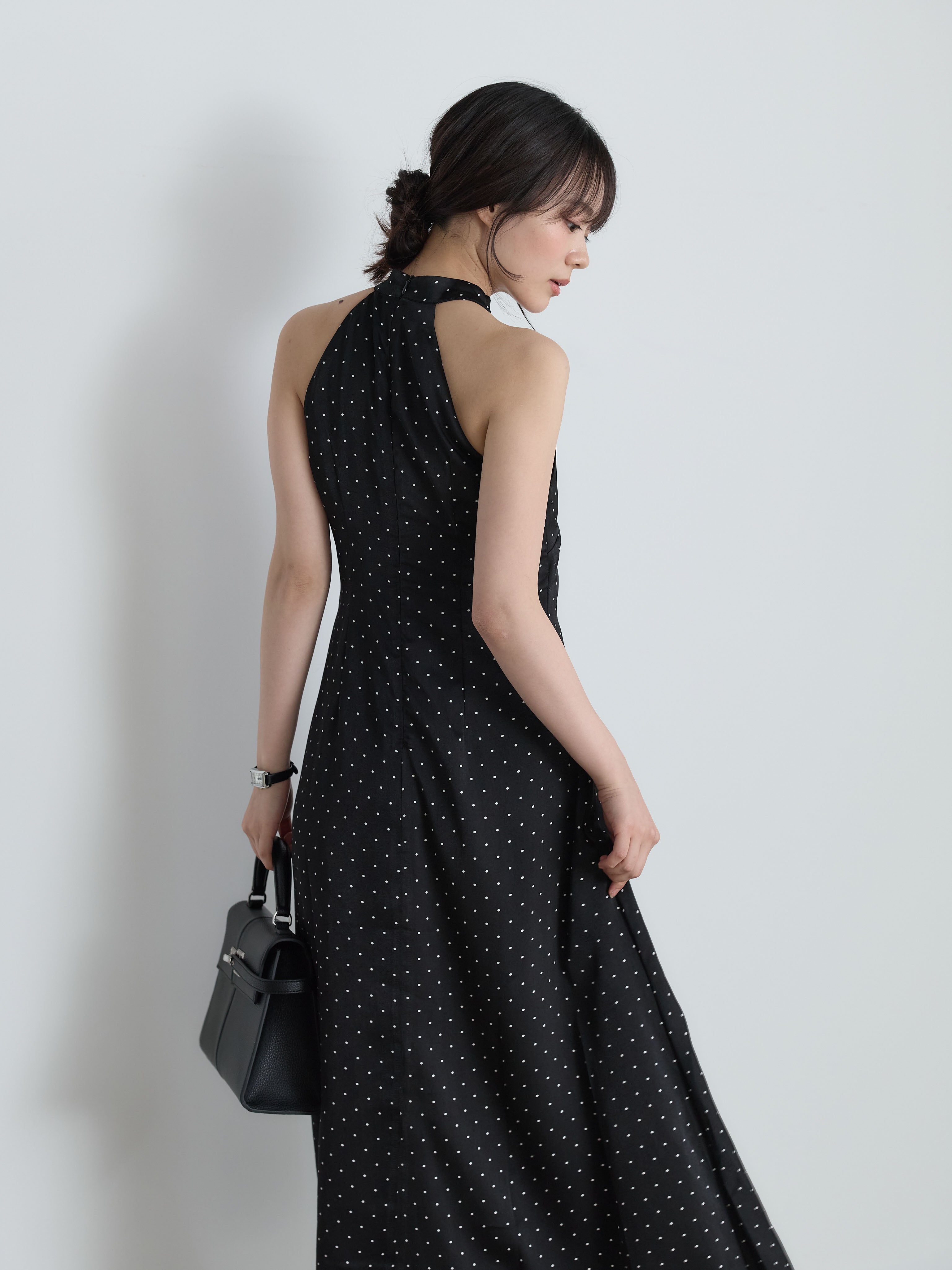 ホルターネックドットサテンワンピース – nairo