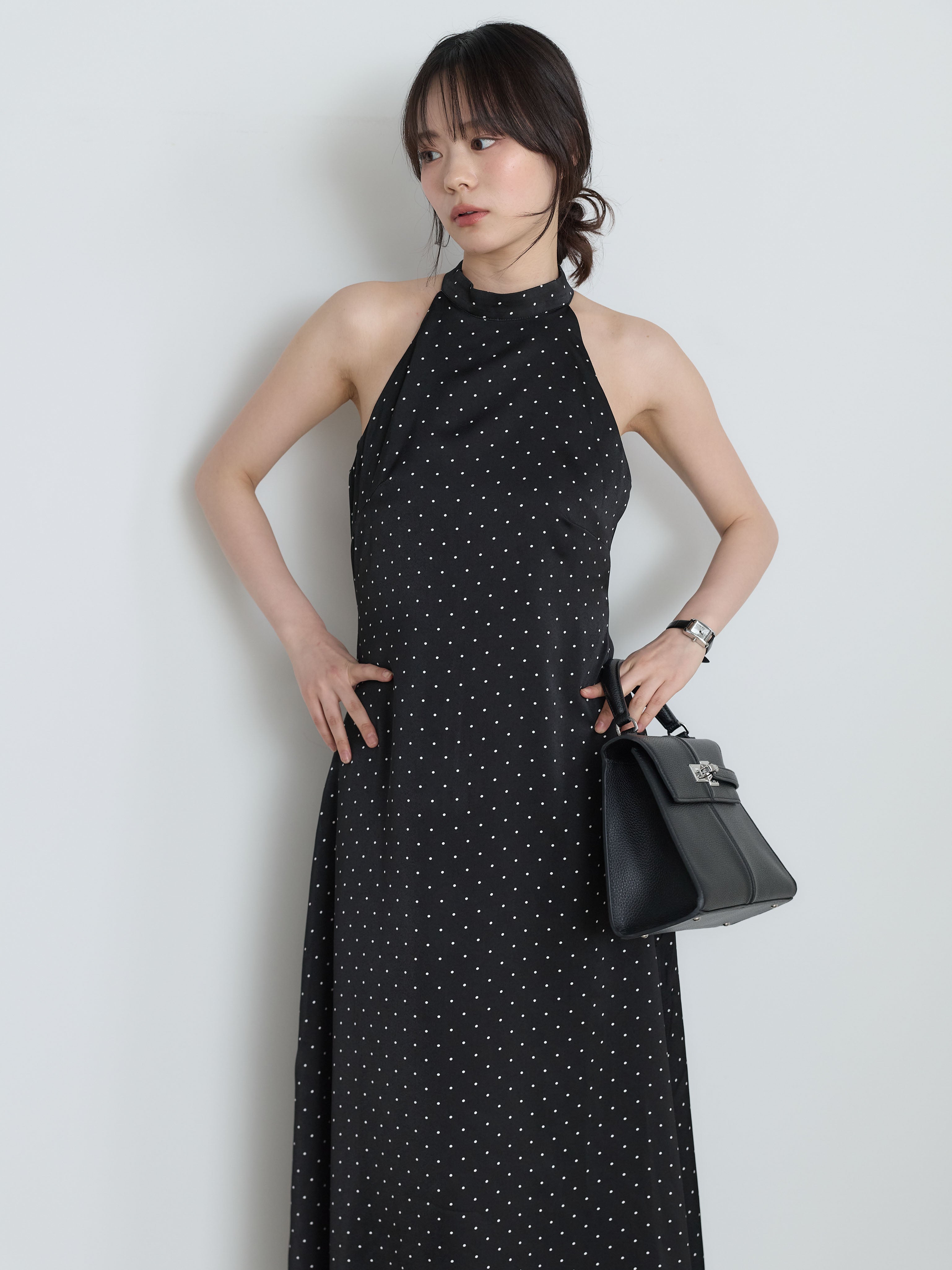 ホルターネックドットサテンワンピース – nairo