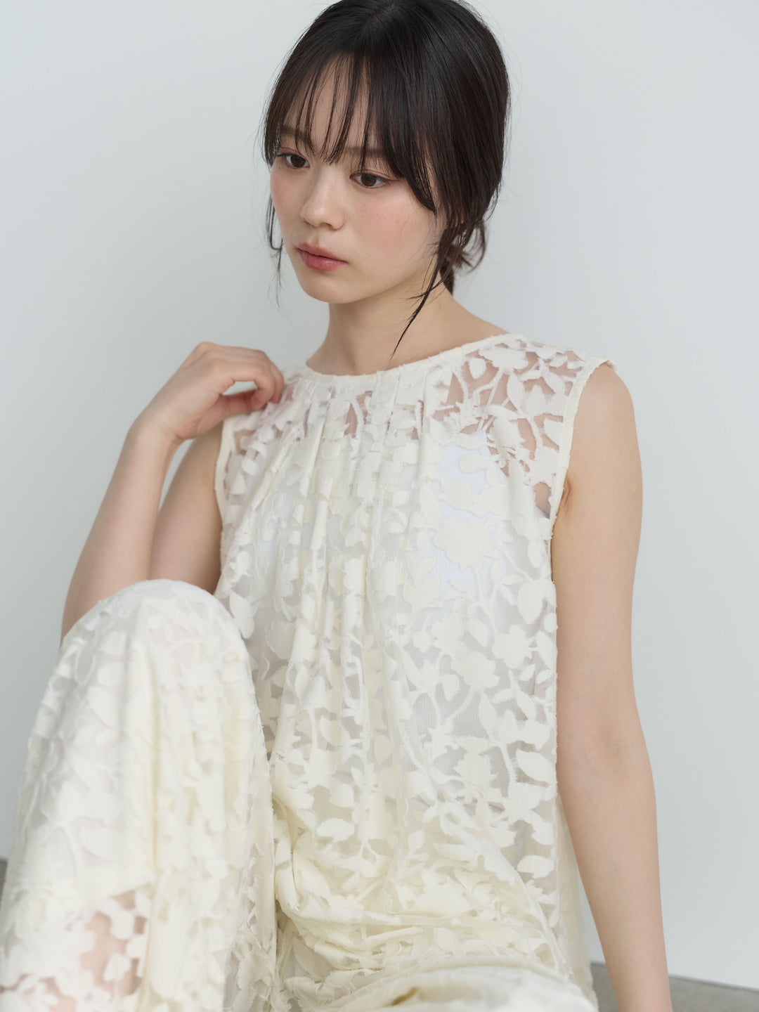 バックツイストシアージャガードノースリーブブラウス
